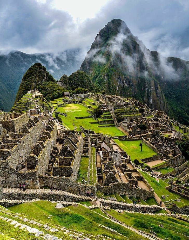 Ciudadela de Machu Picchu entre nubes y montañas andinas, Perú — ticket incluido en el paquete desde Chile