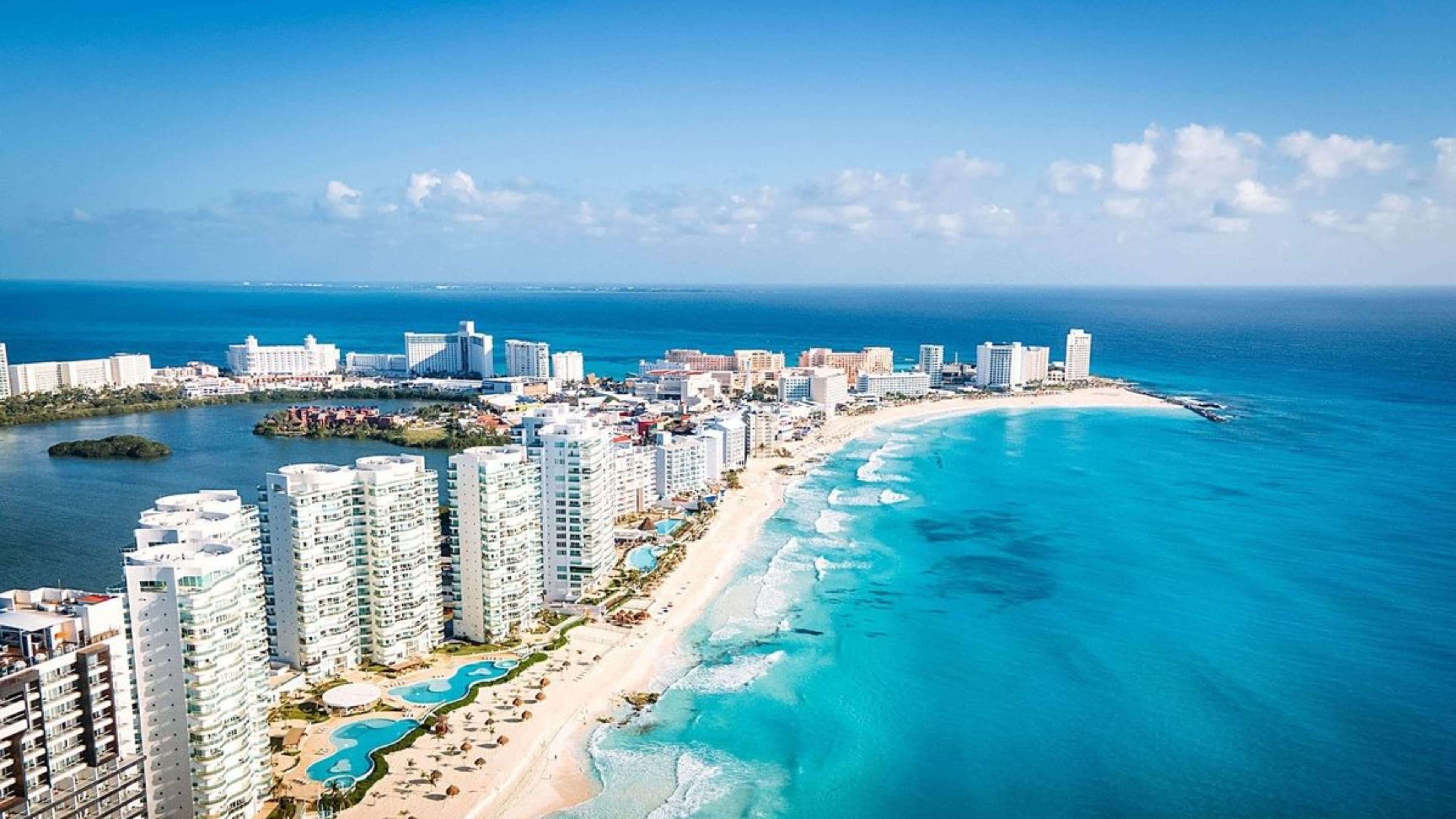 Playa de Cancún con palmeras y aguas turquesas del Caribe mexicano — paquete todo incluido desde Chile